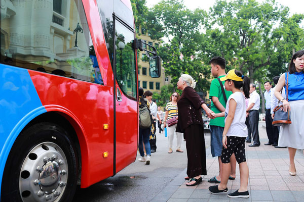 Sự bỡ ngỡ của người dân với xe buýt 2 tầng Hà Nội