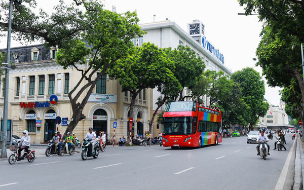 Xe buýt 2 tầng xuất hiện trên phố Đinh Tiên Hoàng trước cửa Bưu điện Hà Nội
