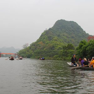 Chèo thuyền đi chùa Hương