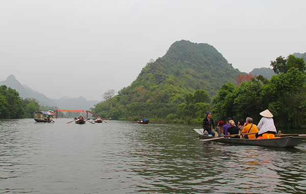 Chèo thuyền đi chùa Hương