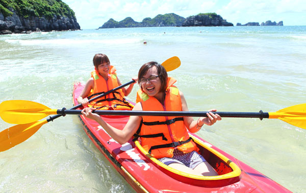 Chèo thuyền Kayak trên Vịnh Hạ Long