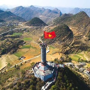 Chương trình tour du lịch Hà Giang trọn gói - Cột cờ Lũng Cú