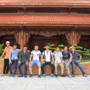 Chụp ảnh lưu niệm tại Chùa Ba Vàng