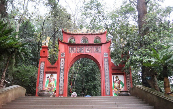 Cổng vào Đền Hùng