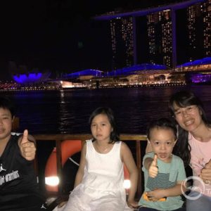 Ngồi thuyền du ngoạn trên sông ở Singapore