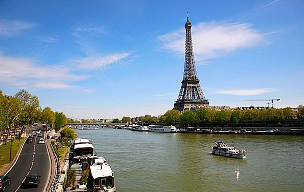 Tháp Eiffel nhìn từ dòng sông Seine