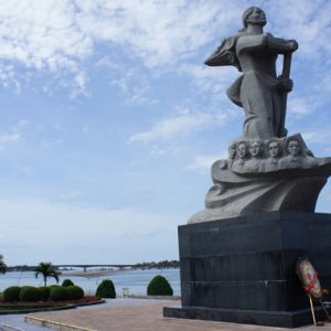 Tượng đài Mẹ Suốt bên bờ sông Nhật Lệ