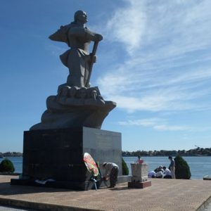 Tượng đài Mẹ Suốt bên bờ sông Nhật Lệ