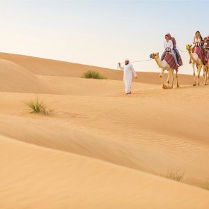 Cưỡi-lạc-đà-trên-sa-mạc-tại-Dubai