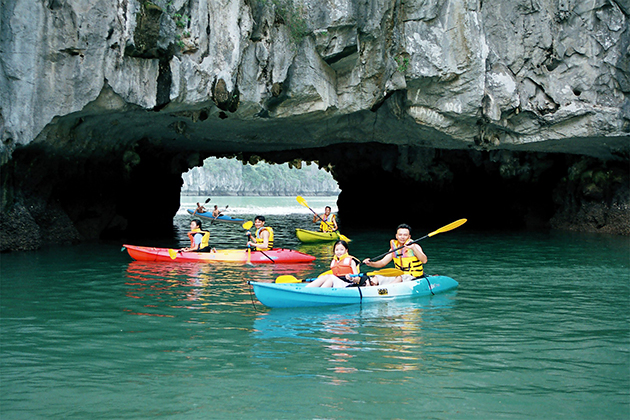 Kayaking Hạ Long