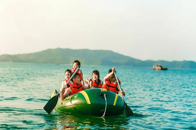 Tour du lịch đảo Cô Tô - Chèo thuyền kayaking biển Hồng Vàn