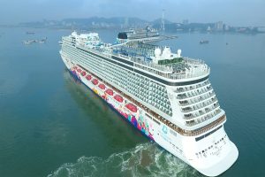 Tàu 5 sao Star Cruises đưa hơn 2.000 khách đến Hạ Long