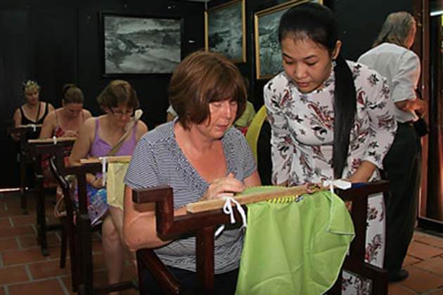 Khanh Hoa đon tiep 33 du khach den tim hieu ve nghe theu