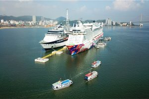 Tàu Orion II đưa du khách quốc tế tới Bình Thuận