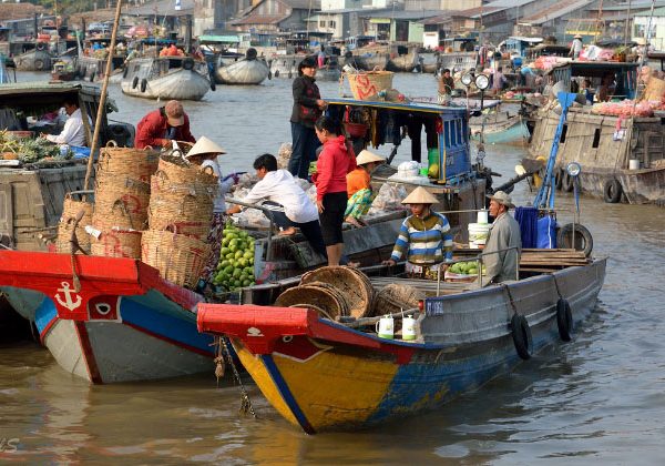 Thăm quan chợ nổi Cái Răng miền Tây