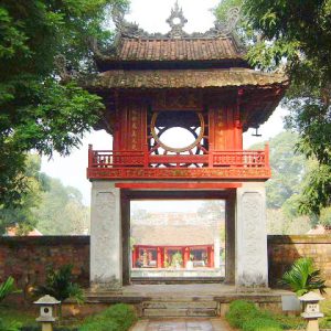 Thăm quan Văn Miếu Quốc Tử Giám