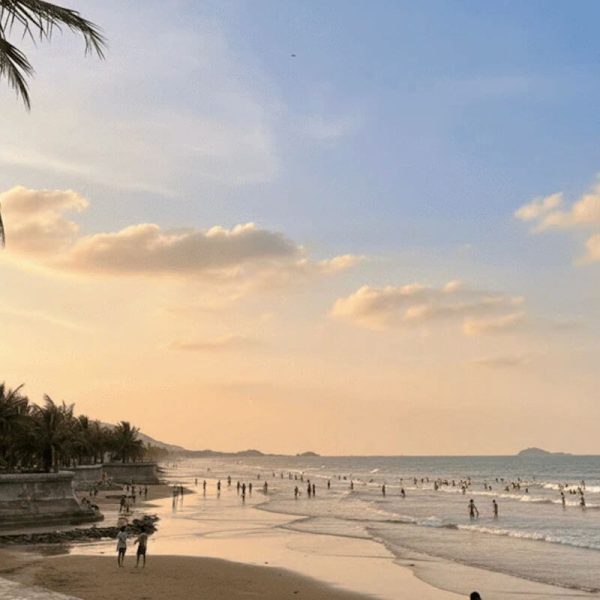 Bãi biển Hải Tiến hoang sơ và thơ mộng