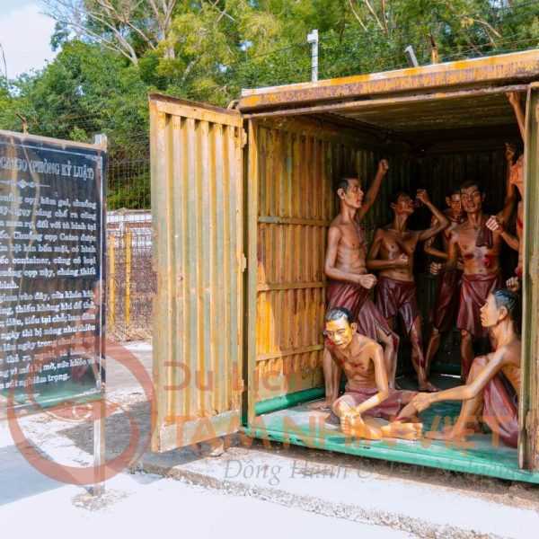 Cảnh tra tấn tại nhà tù Phú Quốc