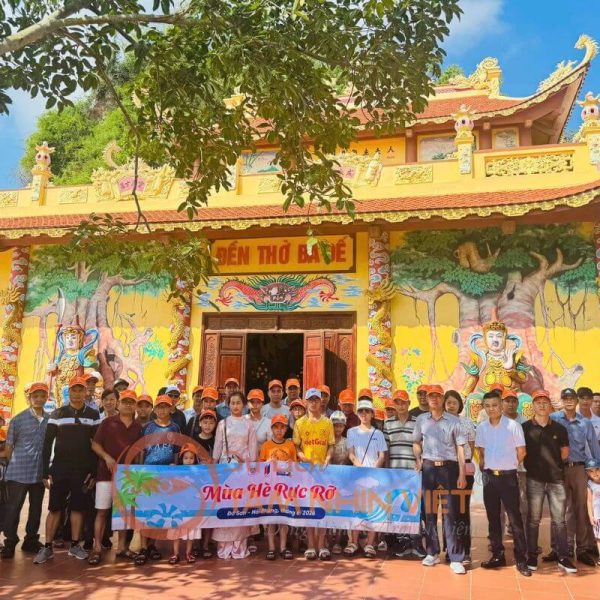 Đoàn khách Check-in ở Đồ Sơn