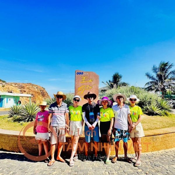 Du khách check-in Eo Gió Quy Nhơn trong tour Quy Nhơn Phú Yên 4 ngày