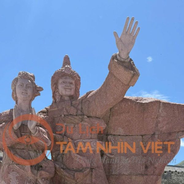 Du khách check-in các điểm tham quan nổi tiếng Cửu Trại Câu