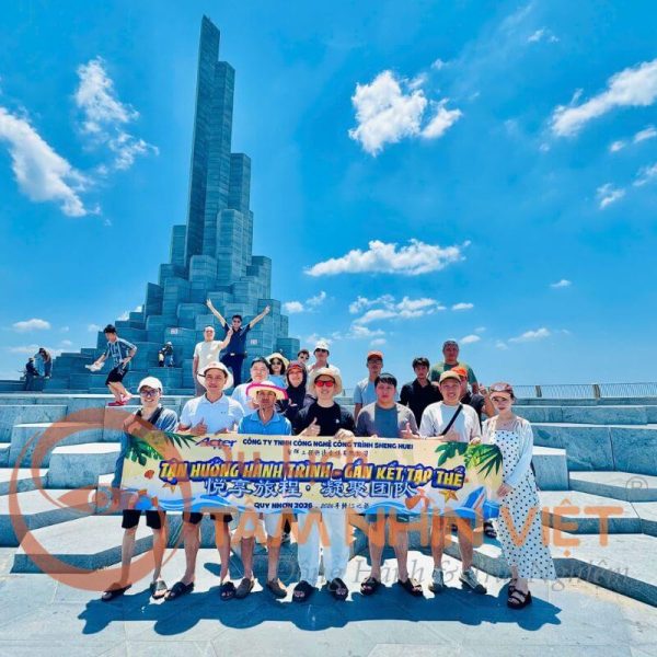 Du khách check-in ở gềnh Đá Đĩa