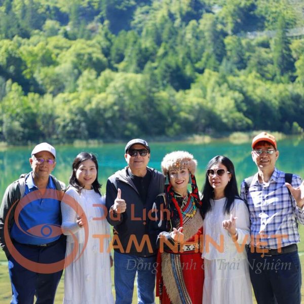 Du khách check-in thác Trân Châu Cửu Trại Câu