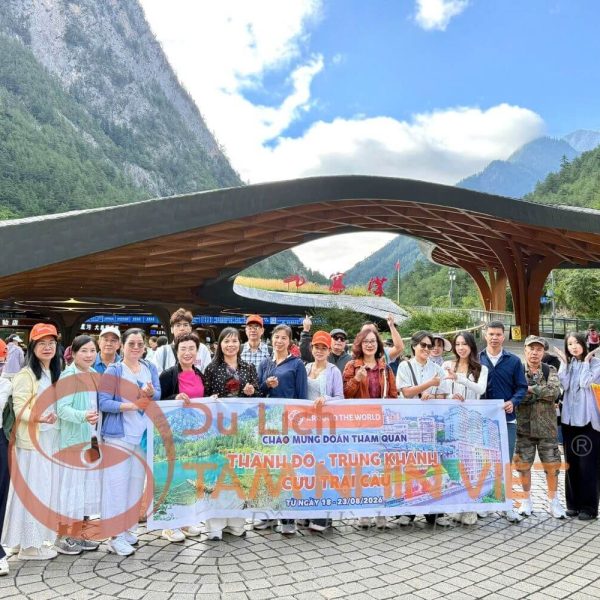 Du khách chụp ảnh check-in tại Cửu Trại Câu