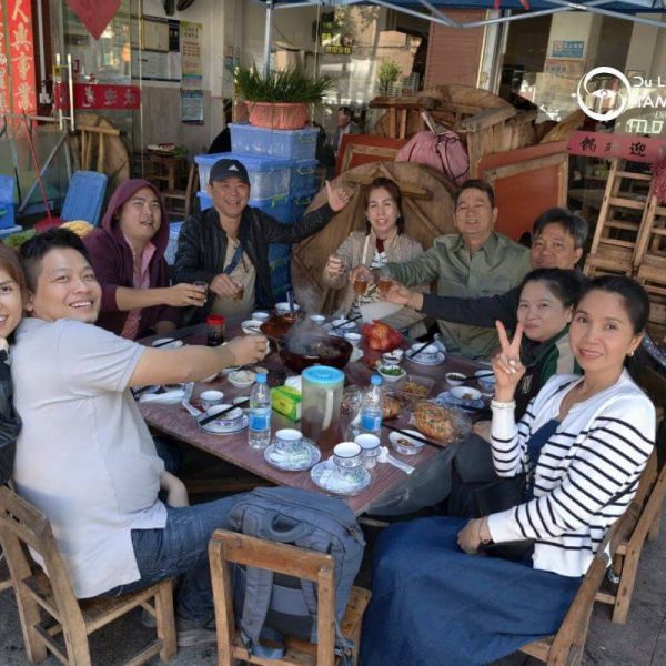 Du khách dùng bữa trưa trong tour Lạng Sơn 2 ngày