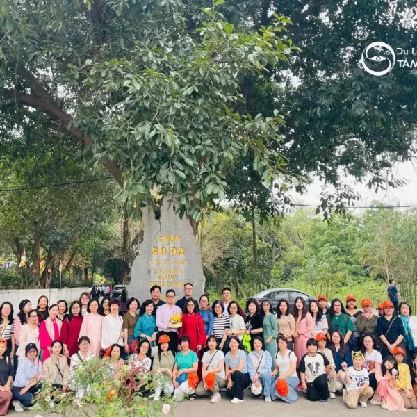 Du khách hành hương tại Chùa Bổ Đà trong tour du xuân 1 ngày từ Hà Nội