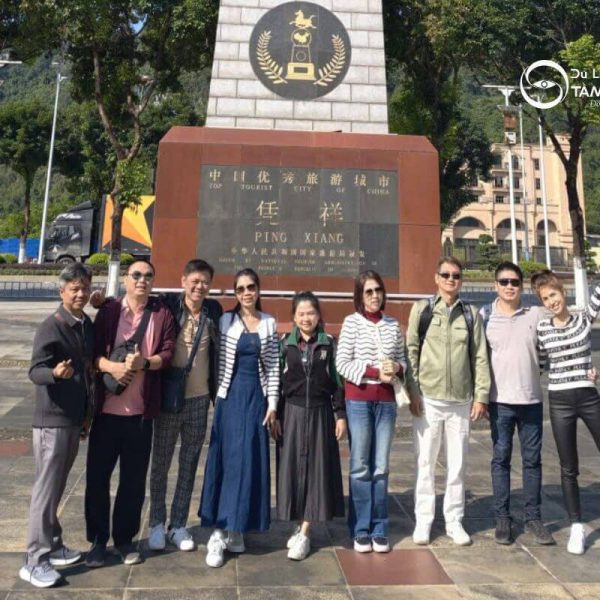 Du khách khám phá thắng cảnh trong tour Lạng Sơn Bằng Tường