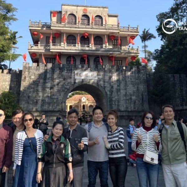 Du khách tham quan Bằng Tường trong tour du lịch Lạng Sơn