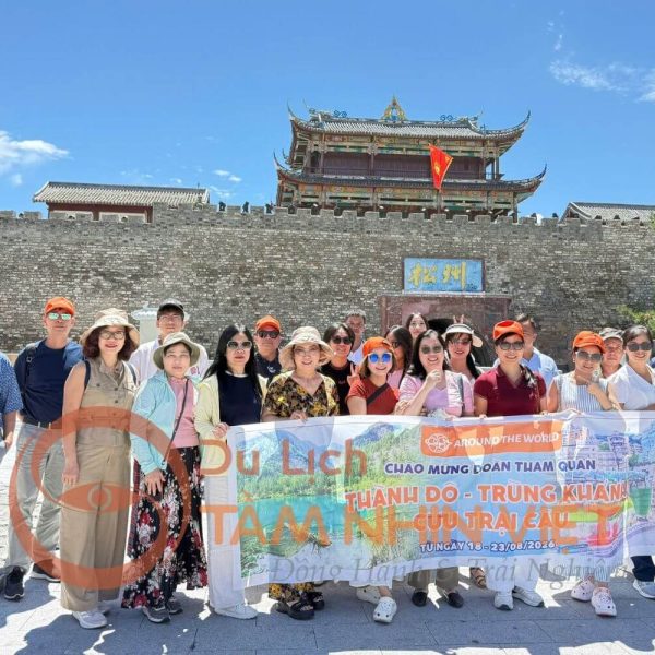Khách du lịch chụp ảnh tại Cửu Trại Câu Trung Quốc