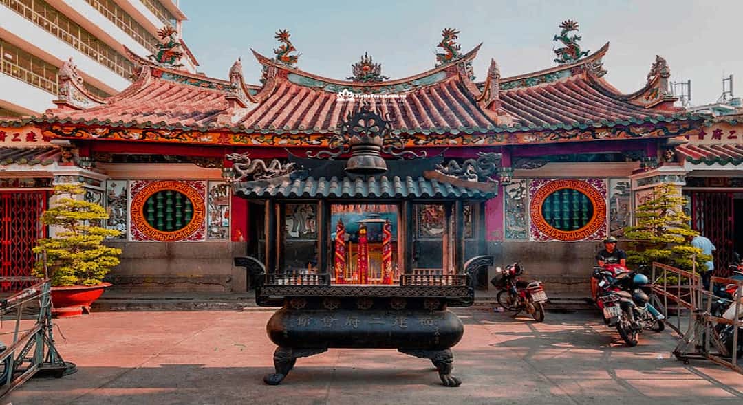 kham-pha-le-hoi-chua-ong-can-tho-dac-sac-cua-nguoi-hoa-1649214678 (1)