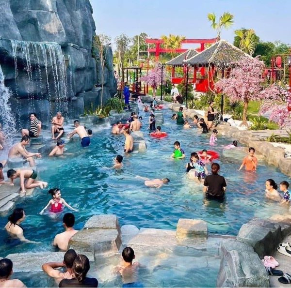 Du khách trải nghiệm tour tắm khoáng 1 ngày