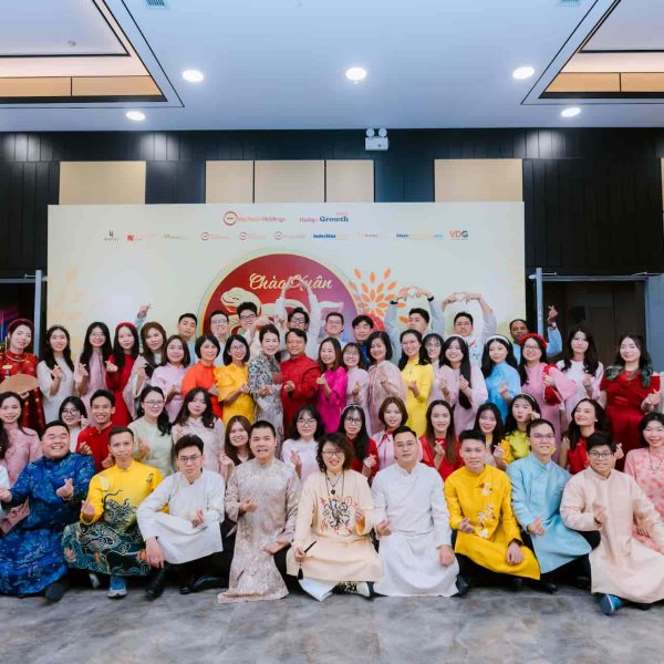 chụp hình cả cty lễ Tổng kết cuối năm