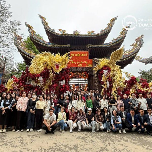 Vãn cảnh chùa Trăm Gian trong tour du xuân
