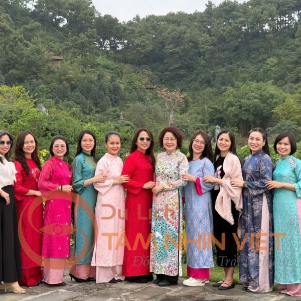 Du khách chụp ảnh trong tour Hà Nam 1 ngày