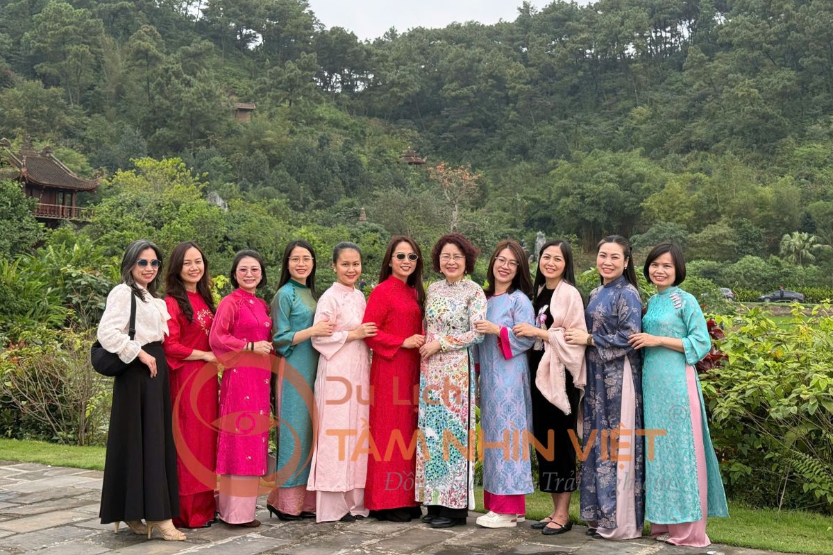 Du khách chụp ảnh trong tour Hà Nam 1 ngày Du khách chụp ảnh trong tour Hà Nam 1 ngày
