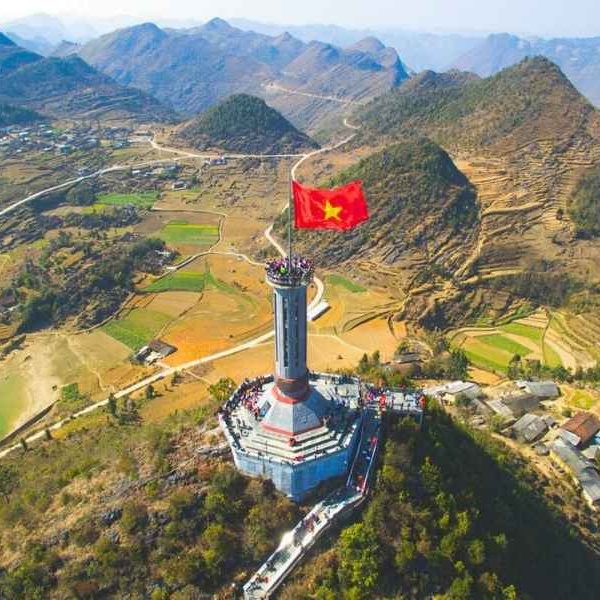 Du Lịch Hà Giang - Cột cờ Lũng Cú Biểu tượng thiêng liêng nơi địa đầu Tổ Quốc