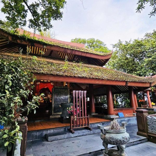 Toàn cảnh Khu di tích K9 Ba Vì nhìn từ trên cao với rừng cây xanh mát và kiến trúc trang nghiêm