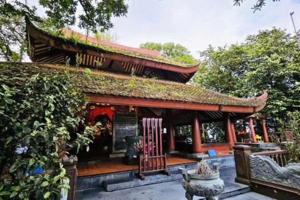 toàn cảnh khu di tích K9 ba Vì nhìn từ trên cao với rừng cây xanh mát và kiến trúc trang nghiêm