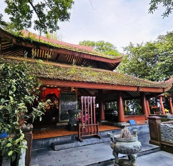 toàn cảnh khu di tích K9 ba Vì nhìn từ trên cao với rừng cây xanh mát và kiến trúc trang nghiêm
