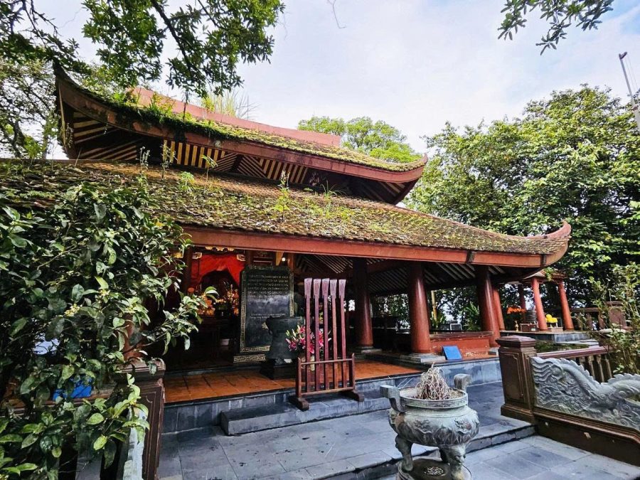 Toàn cảnh Khu di tích K9 Ba Vì nhìn từ trên cao với rừng cây xanh mát và kiến trúc trang nghiêm