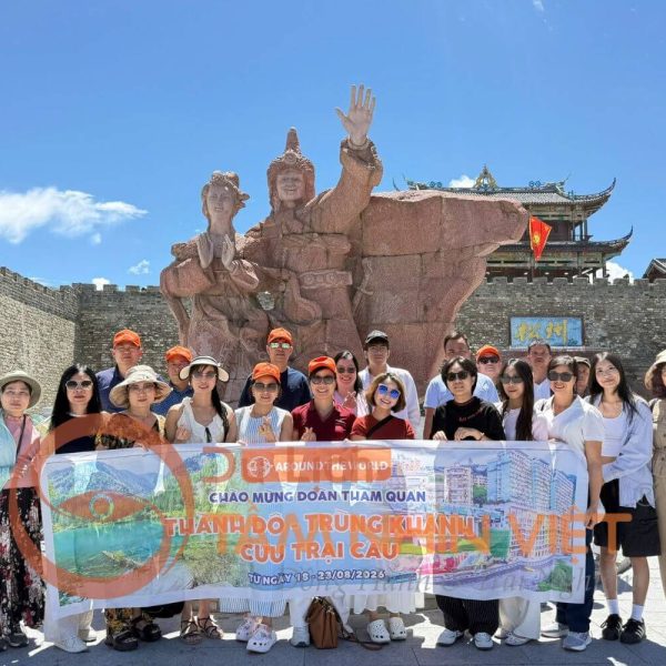 Du khách check-in giữa thiên nhiên Cửu Trại Câu