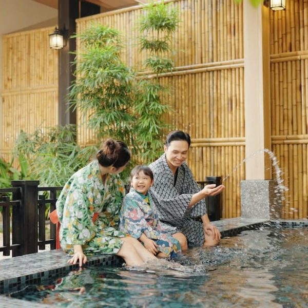Du khách thư giãn tại suối khoáng nóng Thanh Thủy vào mùa đông
