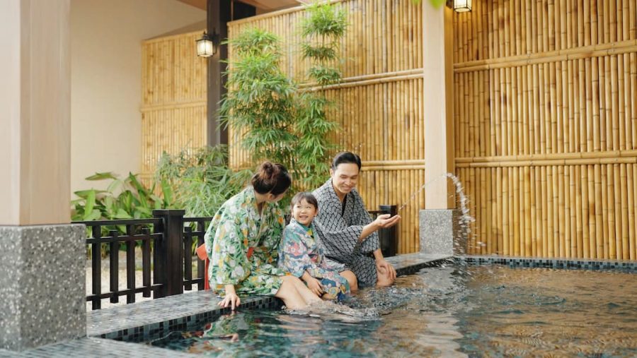 Du khách thư giãn tại suối khoáng nóng Thanh Thủy vào mùa đông