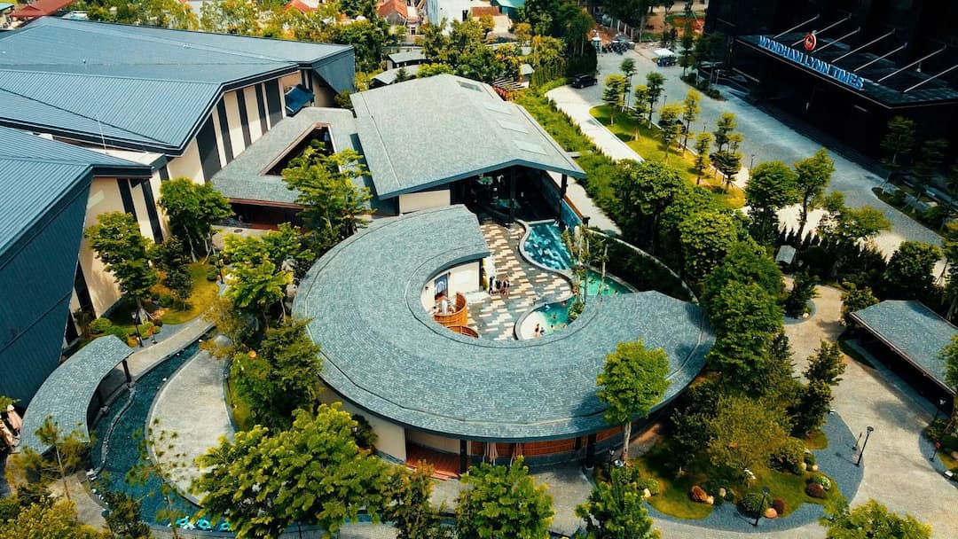 Khung cảnh bể khoáng nóng Thanh Thủy Phú Thọ giữa thiên nhiên