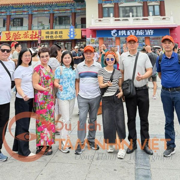 Khách check-in tại Cửu Trại Câu