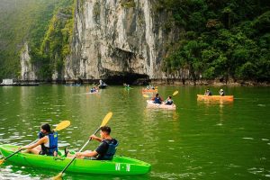Chèo thuyền Kayak khám phá hang động
